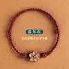 Pulsera de Madera de Melocotón Vieja Salvaje con Cuerda Roja y Cinabrio de Pequeña Flor de Melocotón para Mujeres para Protegerse y Tejer su Pulsera del Año Zodiacal para Hombres para Calmarse y Garantizar la Seguridad