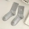 Meias de Cano Médio Bordadas com Gatinho Fofo para Outono e Inverno Femininas, Elásticas, Xadrez, Estilo Desenho Animado Japonês e Coreano, Algodão Artístico Longo