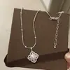 Collar Colgante de Perla de Trébol de Cuatro Hojas Hueco para Mujer Estilo Coreano Lujo Ligero Gama Alta Nicho Cadena para Clavícula Accesorio Versátil con Temperamento