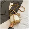 Bolsa de Alta Gama de Nicho 2025 Nueva Bolso Cubo para Mujer Bolso Cruzado de Mano Moda con Patrón de Piel de Serpiente Color de Contraste Bolso de Viaje