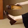 Zapatos de mujer de tacón grueso con punta cuadrada de 5 cm y corte bajo, nuevo diseño en relieve Otoño 2026, adecuados para ir al trabajo y usables en todas las estaciones