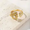 Anel de Flor de Camélia Tridimensional Europeu e Americano Mais Vendido Transfronteiriço para Mulheres, Totalmente Cravejado de Diamante, Ajustável, Banhado a Ouro, Anel de Luxo Leve Atacado