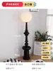 Lámpara de pie de columna romana de mediados de siglo, adecuada para sala de estar, colocada junto al sofá, dormitorio retro de estilo francés, creando un ambiente sofisticado y artístico