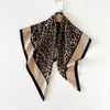 Pañuelo de seda con estampado de leopardo dulce y fresco para cruzar el pecho, bufanda de seda impresa para mujer, impresión digital a doble cara, sarga de seda, bufanda de alta calidad, personalización individual pequeña