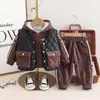 Conjunto de Ropa de Otoño e Invierno para Bebé Niño con Forro Polar, Nuevo Elegante Chaleco Engrosado de Invierno para Bebés y Niños Pequeños Conjunto de Tres Piezas Venta al por Mayor