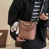 Bolsa Feminina Elegante e da Moda 2026 Novo Modelo Bolsa Saco Versátil com Acabamento de Luxo Bolsa Pequena Transversal de Ombro Tendência