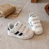 Novos tênis infantis 2026 primavera e outono novo modelo sapatos brancos infantis tênis versáteis com biqueira shell para bebês e crianças pequenas