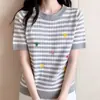 Blusa de Tricô Retro Francesa Vazada de Manga Curta Feminina 2026 Verão Nova Cor Bordado de Abelhinha Blusa Rejuvenescedora