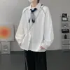 Camisa branca fluida, jovem e estilosa para homens, perfeita para um look casual e moderno, disponível em tamanhos grandes, com um design clean e uma echarpe combinando