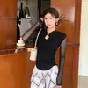 Yunbu 6-8 Nova camiseta de manga comprida justa com botões estilo chinês para mulheres, top elegante de malha emendada afina a silhueta 26011