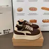 Solado grosso outono e inverno cadarço 2026 estudante pessoa baixa tênis de plataforma estilo coreano feminino sapatos de um só tom sapatos casuais cano baixo moderno