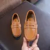 Zapatos casuales tipo mocasín para bebé y niño pequeño de estilo británico, zapatos casuales de cuero con suelas suaves, zapatos sencillos fáciles de poner para niños, superventas de exportación transfronteriza 2026