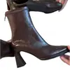 Botas Martin Quadradas Exquisitas de Temperamento Retrô com Salto Quadrado e Zíper Traseiro 2025 Verão Novo Estilo Coreano Botas de Cano Curto com Salto Grosso que Aumentam a Altura Femininas