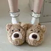 Zapatillas de peluche suaves y lindas de oso de dibujos animados para mujer, otoño e invierno 2026, con forro polar añadido para mayor calidez, antideslizantes, lindas zapatillas peludas para el hogar