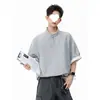 Camisa Polo de manga curta color block desconstruída estilo Hong Kong com gola de lapela, design soltinho para homens, camiseta casual de casal para o verão