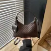 Bolso de hombro tejido para mujer viajera transfronteriza, bolso de mano con diseño simple de nicho, bolso cruzado casual versátil para mujer