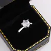 Suministro transfronterizo joyería de moda comercio exterior europeo y americano anillo de seis garras lujo anillo de diamante de simulación de 1 quilate fabricantes femeninos al por mayor