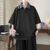 Estilo de Verão Novo Moda de Rua Color Block Gola V Falso Duas Peças Manga Curta Camisa Polo para Homens, Marca Tendência Solta Casal Casual Camiseta de Meia-Manga