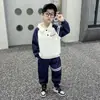 Conjunto Esportivo Listrado de Outono para Meninos Novo Estiloso Moletom Polo Moda Outono e Primavera College Durável Respirável Conjunto de Duas Peças
