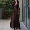 Vestido de manga larga plisado con cuello en V de color puro, temperamento elegante, tacto de alta gama, cintura ceñida, corte ajustado, dobladillo amplio, falda larga, mujer, otoño