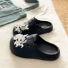 Estiloso e Versátil Estilo BirkenstockConfortável para o Trajeto Faixa de Cabeça Narciso Chinelos Femininos de Praia EVA Crocs