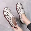 Sapatos Femininos Casuais Planos de Couro Macio com Solado Perfurado Branco, Modelo Novo Verão 2026, Sapatos de Uma Peça Vazados, Bico Fechado, Tamanho Grande