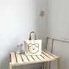 En stock Bolsa de Lona de Dibujos Animados para Llevar en la Mano un Solo Hombro Estudiante Tutores Literatura Versátil Cuatro Estaciones Portátil Bolsa de Tela Bolsa de Viaje para Mujer