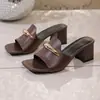 Sandalias de tacón medio con cadena de punta cuadrada transfronterizas 2026 nuevo talla grande tacón grueso estilo europeo y americano para mujer en stock