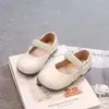 Sapatilhas femininas estilo francês com tira de laço de pérolas 2026 primavera e outono novos sapatos Mary Jane infantis versáteis