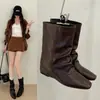 Versão macia~Botas de cano médio plissadas, empilhadas, de bico quadrado nicho, que aumentam a altura, para mulheres, novas botas de montaria versáteis 2026