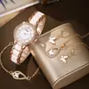 Llegada Nueva 2024 Combinación Perfecta Casual Encaje Conjunto Redondo Diamante Reloj de Cuarzo para Mujer Joyería de Perla Mariposa traje
