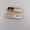 En uso, no molestar el interruptor de estado de reposo, la tarjeta, la palanca de extracción, la placa de la puerta, la placa de identificación se pueden reemplazar consejos