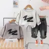 Nuevo Estilo Conjunto de Dos Piezas para Bebé Niño Camiseta de Algodón con Cuello Redondo Estilo Graffiti y Pantalones de Mezclilla Lavados a la Arena Venta al por Mayor desde el Fabricante Original