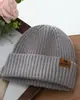 Nuevo Gorro de Punto con Etiqueta de Cuero con Letra para Otoño e Invierno, Gorro de Moda Versátil para Exteriores a Prueba de Frío para Mujeres, Gorro de Lana Cálido de Doble Capa