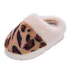 Nueva colección de invierno: Pantuflas de algodón con estampado de leopardo para niños, unisex, con forro grueso y afelpado para abrigar, adecuadas para usar en interiores. Disponible para envío directo