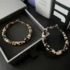 Pendientes de Cuero Envuelto en Forma de C Aguja Plateada Pendientes Elegantes Retro de Nicho Lujo Accesible Pendientes Versátiles de Gama Alta Venta al por Mayor Mujeres