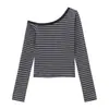 Camiseta pura e sedutora de manga comprida listrada color-block de um ombro para mulheres, design de primavera e outono, top nicho estiloso de um ombro, caimento justo para mulheres