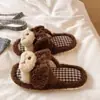 Lindas pantuflas peludas a cuadros de cachorro para mujer, nuevas pantuflas de algodón cálidas antideslizantes para el hogar de otoño e invierno para hombre