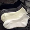 Calcetines unicolor unisex, cómodos, transpirables, absorbentes de sudor, corte bajo simple, estilo deportivo, blanco y negro, antibacterianos y resistentes al olor para mujer