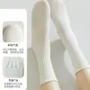 Calcetines blancos de otoño para mujer, calcetines de media pantorrilla modernos y versátiles, absorbentes del sudor y resistentes al olor, calcetines largos para usar después del parto y calcetines holgados elegantes