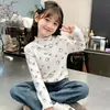 Camiseta de manga larga con cuello medio de forro polar de doble cara para niñas, elegante para otoño e invierno, con ribete de volantes para usar en capas