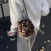 Bolsa de Ombro Único de Pelúcia Feminina 2026 Novo Estilo Moda Nicho Estampa de Leopardo Bolsa Transversal Versátil para Trabalho Deslocamento Bolsa Saco
