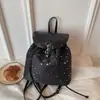 Mochila casual estilo coreano com cordão para mulheres, nova coleção primavera 2026, bolsa de mão retrô moderna e fashion, perfeita para passeios e como uma pequena mochila de viagem