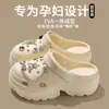 Sapatos femininos de sola grossa e com furos, novo estilo de sandálias de praia antiderrapantes com bico alto para mulheres, verão 2024