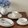 Vajilla de cerámica con relieve de encaje floral vintage estilo francés, que incluye cuencos de cerámica, tazas de café y platillos, platos llanos, platos de postre y platos ovalados