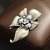 Broche de Flor Pérola Cinza Intelectual de Nicho Estilo Igual para Homens Broche de Metal Fosco com Strass Acessórios para Mulheres