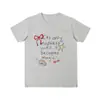 Camiseta de Algodão Estampada com Graffiti Pintado à Mão para Mulheres no Verão Levemente Gordinhas mm Ombro Direito Solto Design de Gola Redonda Top de Manga Curta