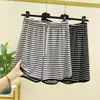 Pantalones Cortos Rayados en Contraste Blanco y Negro Estilo Coreano para Mujer, Nuevos de Verano de Cintura Alta Holgados Adelgazantes Casuales Delgados Rectos