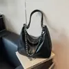 Bolsa de Ombro Única Moda Retrô Transfronteiriça Feminina Outono Inverno 2026 Nova Pequena de Design de Nicho Bolsa Transversal com Corrente Bolsa Tote para o Dia a Dia