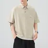 Camiseta Decorativa Danbaoni Verão 2026 com Estampa de Letras Inspirada em Design para Homens, Manga Curta, Gola Reversível, Top Estilo Japonês para Trabalho.